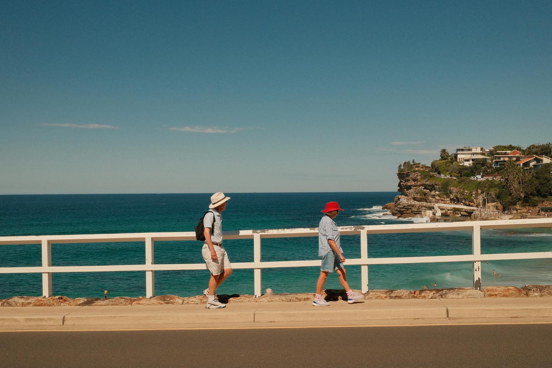 Para spaceruje w słoneczny dzień wzdłuż wybrzeża Sydney