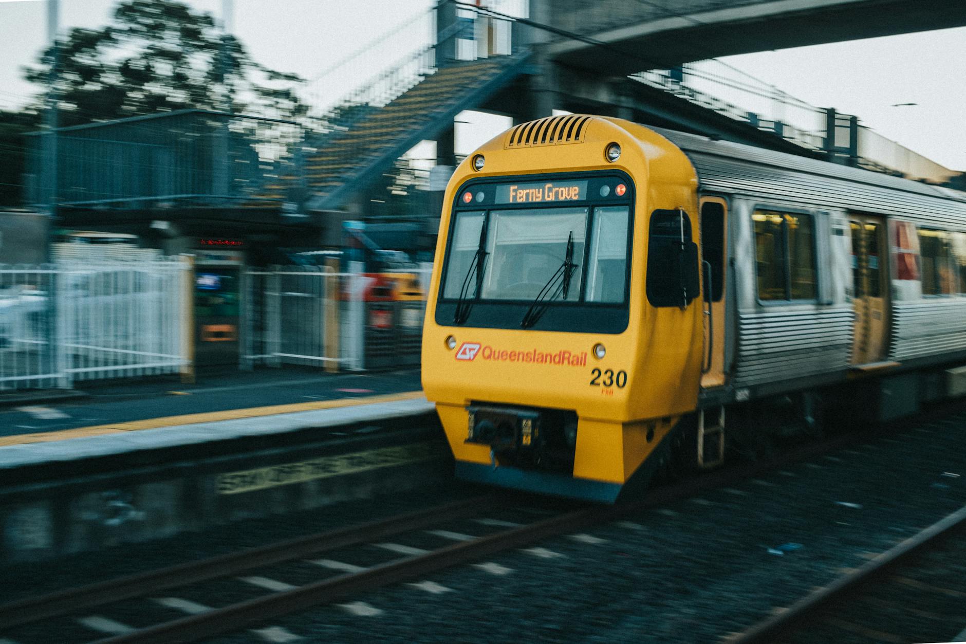 Pociąg Queensland Rail odjeżdżający ze stacji Loganlea w Australii
