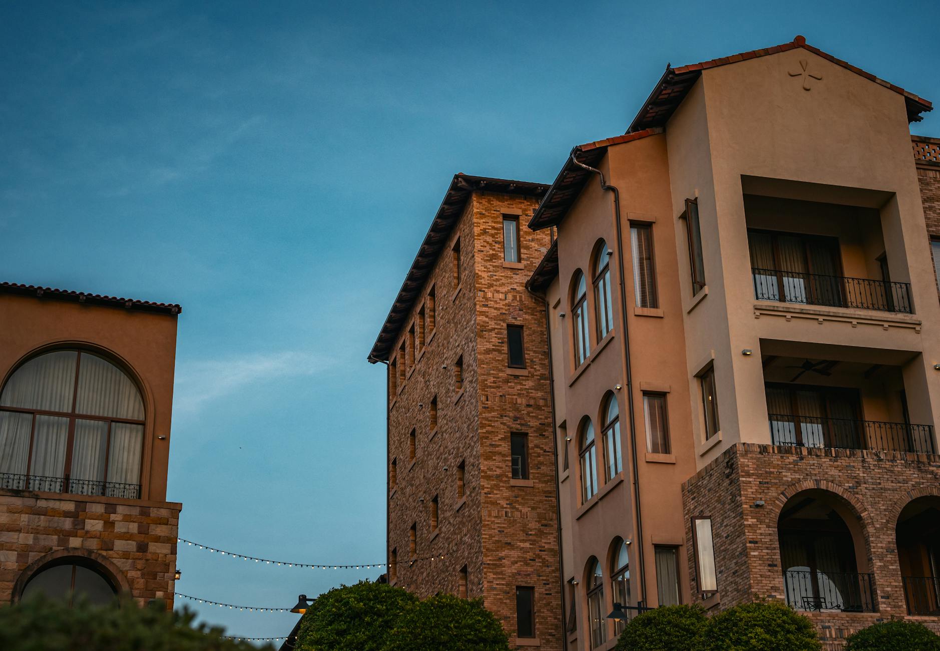 Tajlandzki kompleks w toskańskim stylu fotografowany o zachodzie słońca