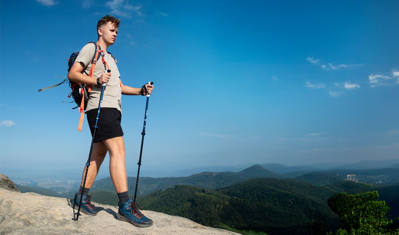 Kijki trekkingowe, plecak górski i śpiwór – sprawdzony zestaw na wygodne wędrówki i noclegi pod gołym niebem
