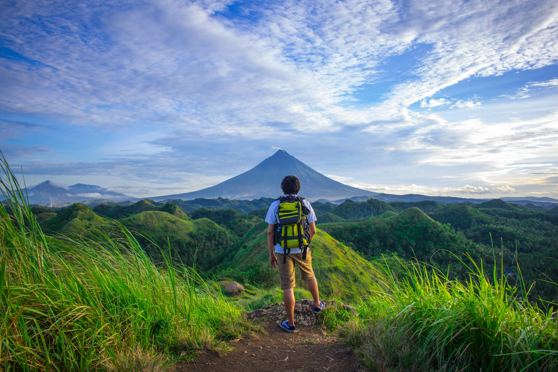 Trekkingowy podróżnik podziwia wulkan Mayon w zielonej scenerii Bicol