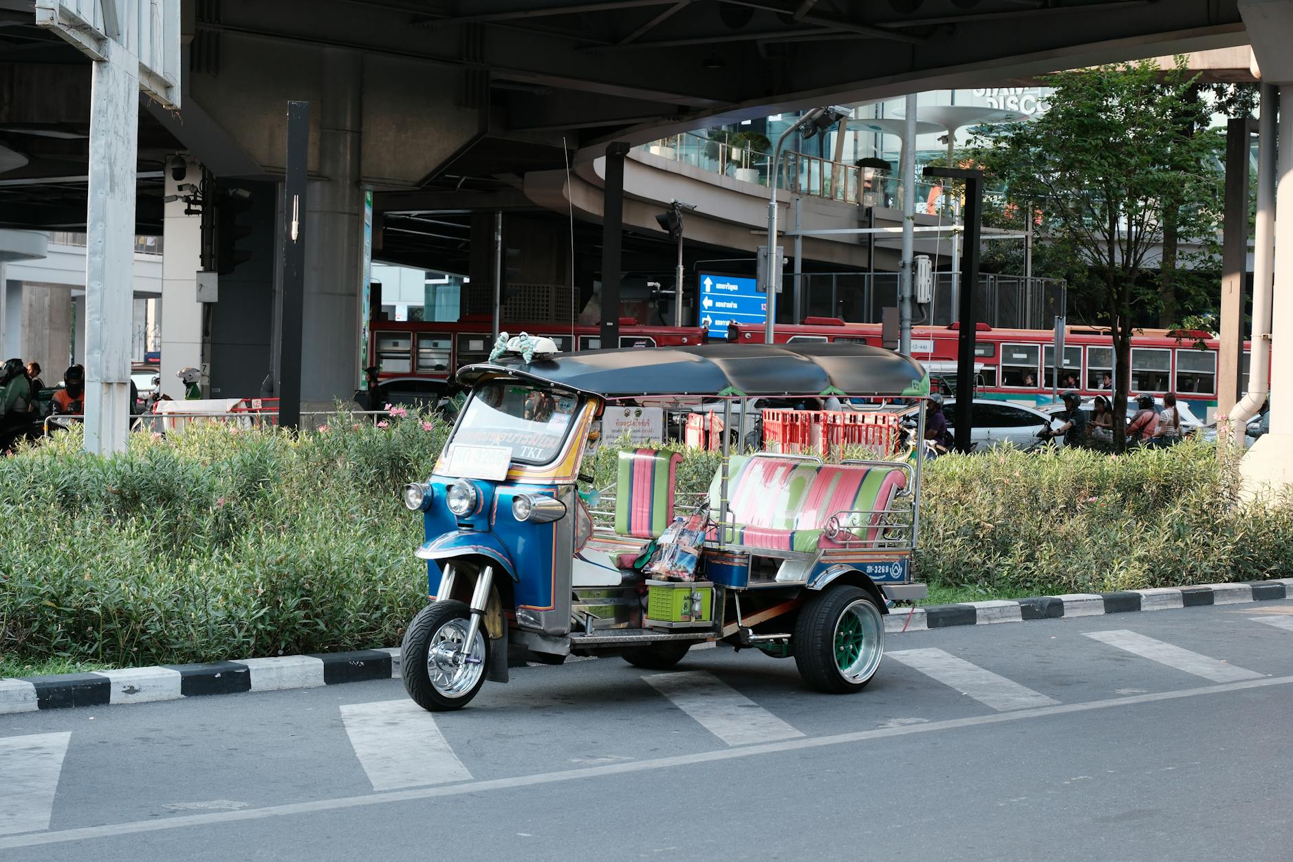 Tuk tuk na ruchliwej ulicy Bangkoku wśród miejskiego zgiełku