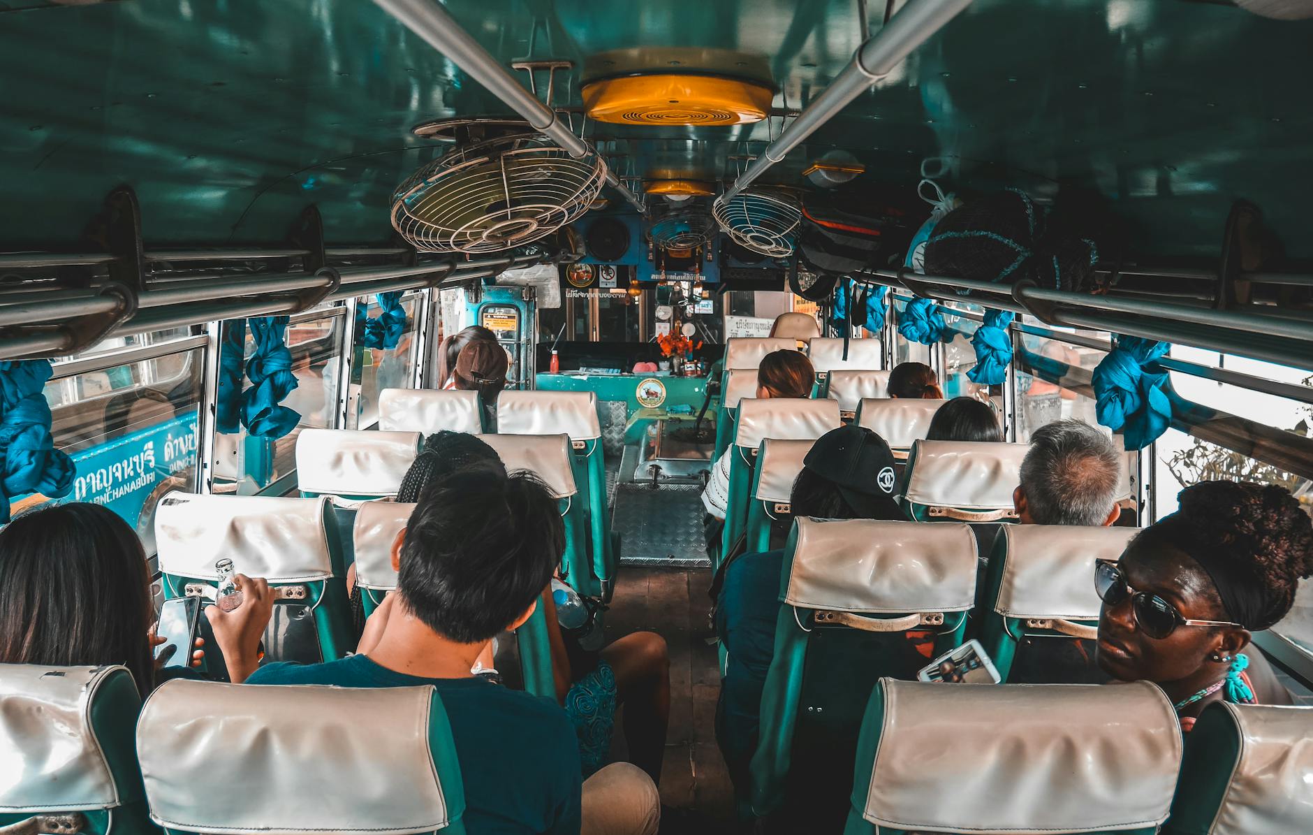 Turyści w lokalnym autobusie w Kanchanaburi w Tajlandii