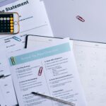 Lista zadań podatkowych, kalkulator i dokumenty finansowe na biurku