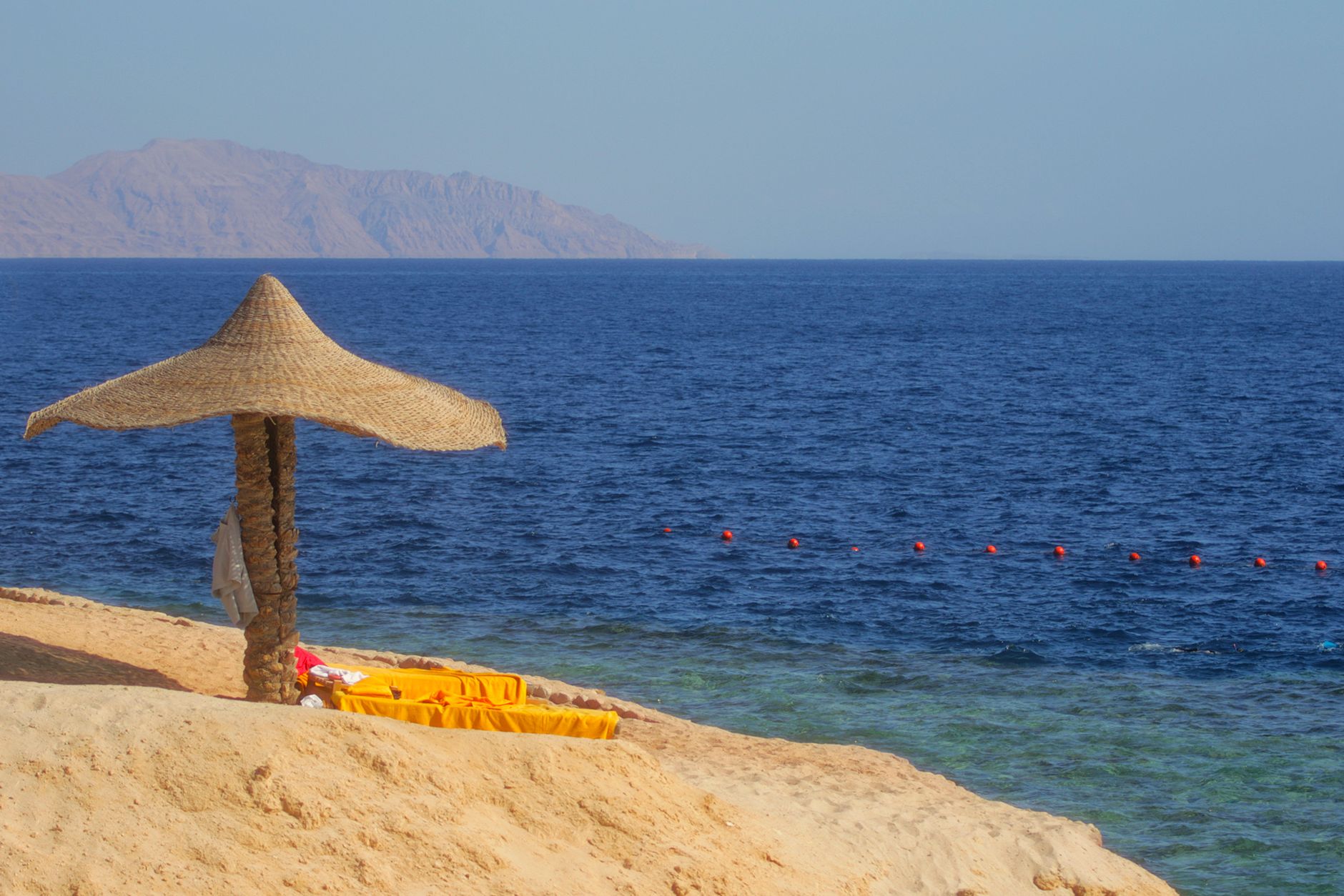 Sharm El Sheikh zimą: pogoda, plaże i najciekawsze wycieczki fakultatywne dla początkujących Zaciszna plaża w Sharm El Sheikh z parasolem i turkusowym morzem