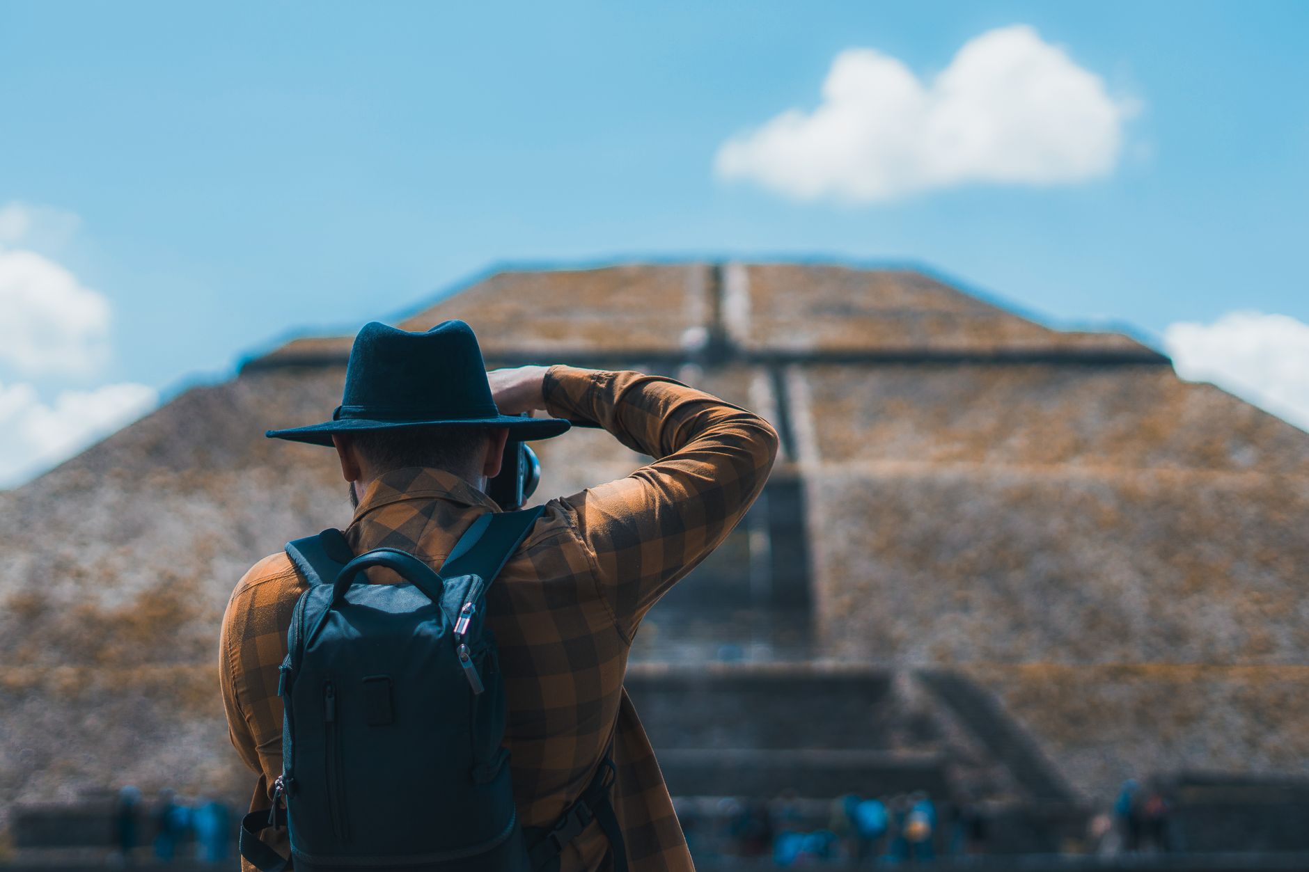 Podróżnik z plecakiem fotografuje piramidę w Teotihuacán