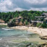 Cicha balijska plaża z białym piaskiem, turkusowym morzem i zielenią