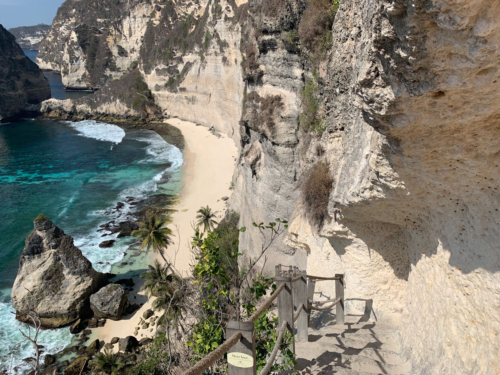 Klifowe wybrzeże Atuh Beach na Bali z turkusową wodą