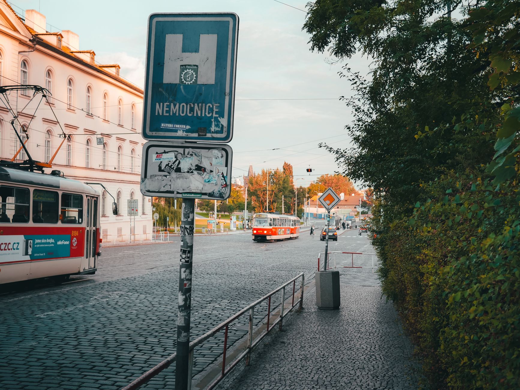 Zabytkowy tramwaj na brukowanej ulicy w Pradze