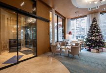 Hotelowy taras z kocami i widokiem na ośnieżone wzgórza